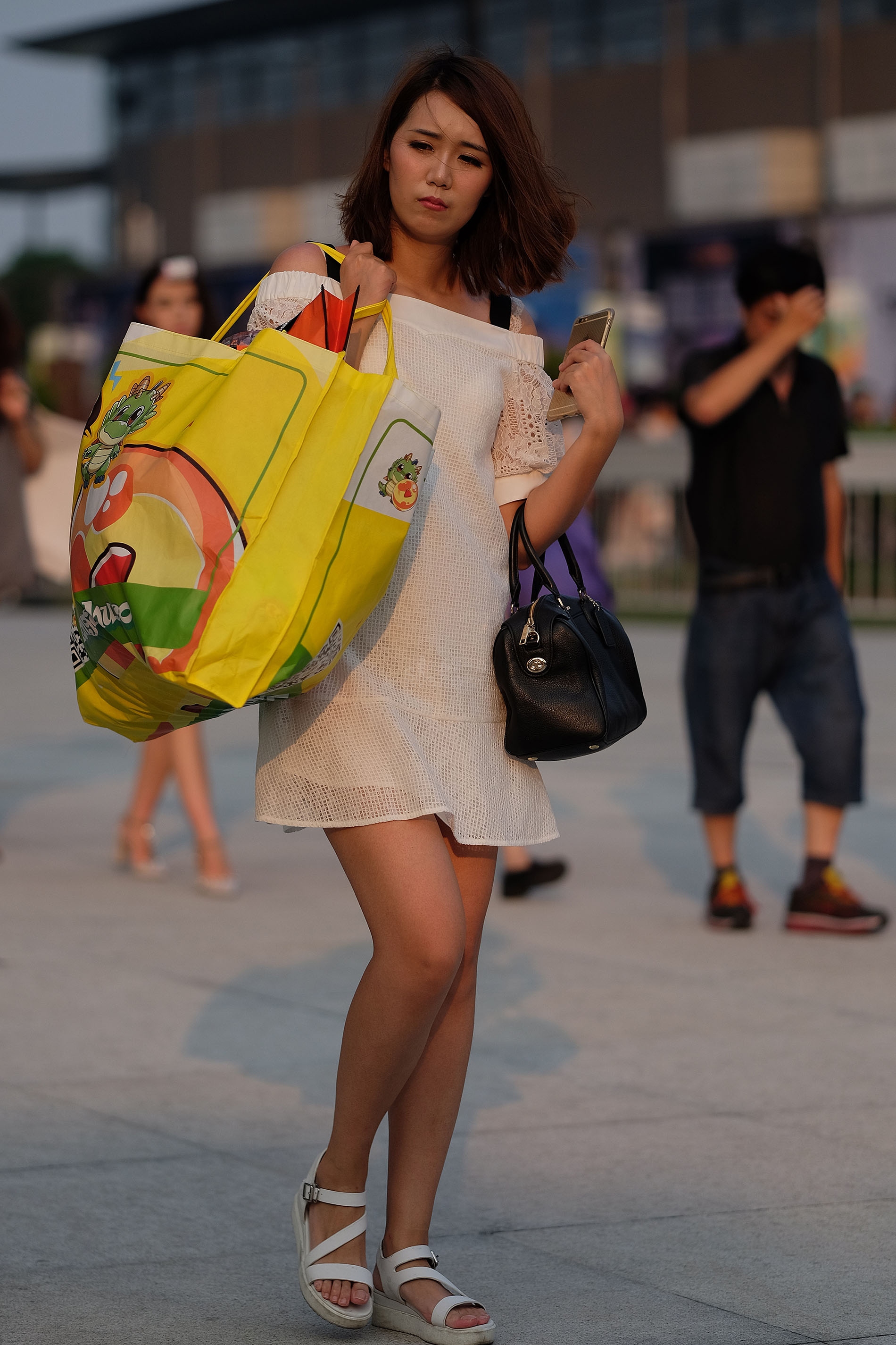 街拍:美女丰姿妍丽,显得气质清纯!