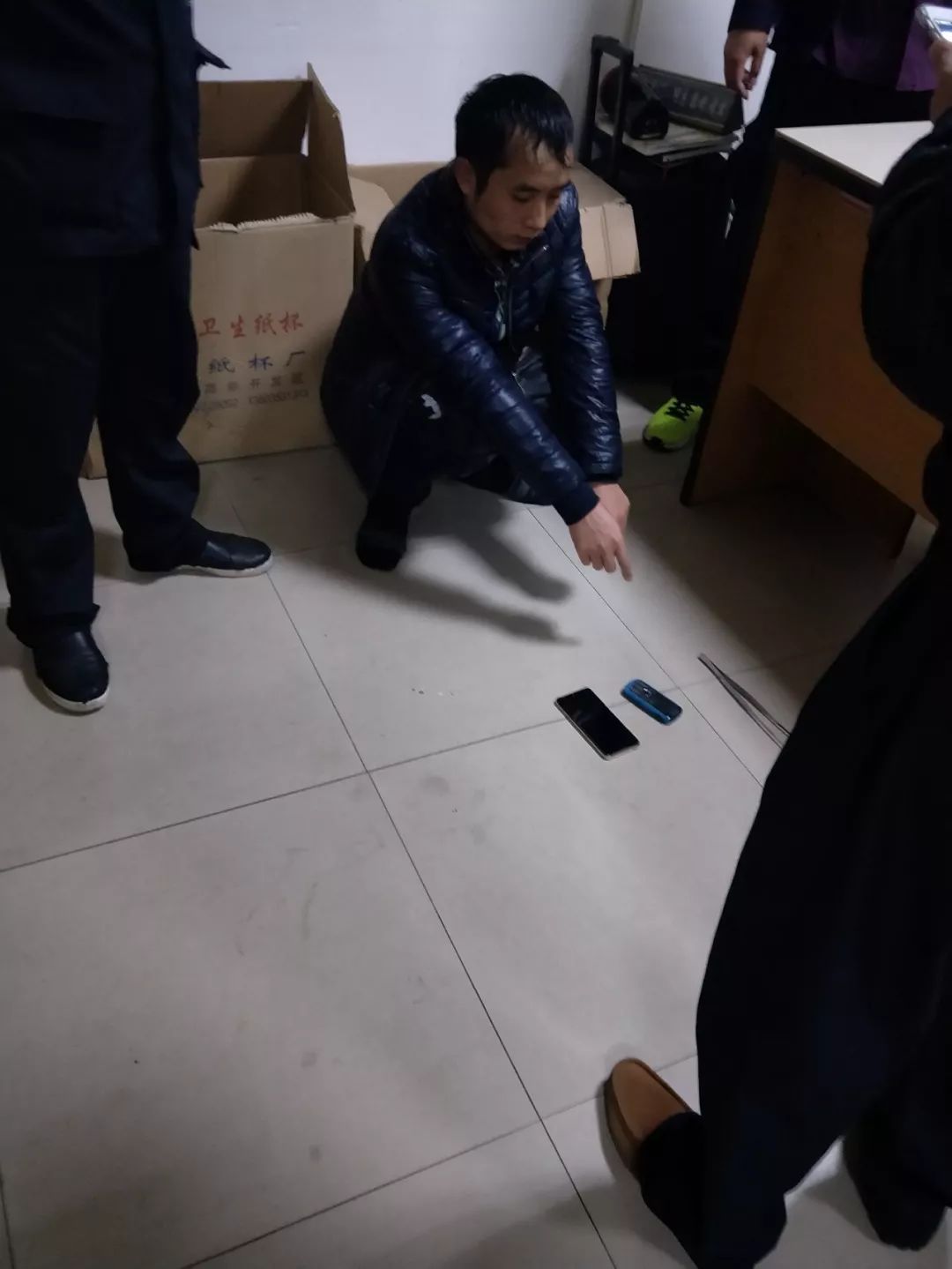 今天在教10楼下我目睹了,偷手机的小偷被抓的全过程!