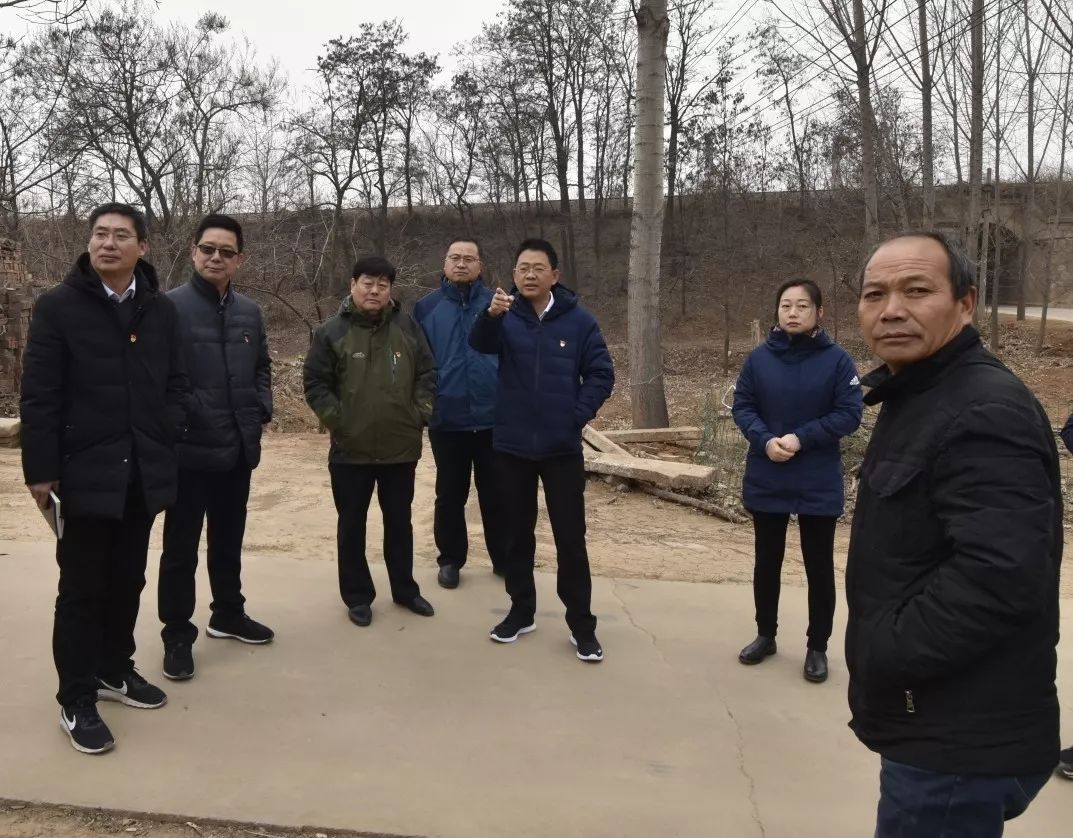 12月25日,县委副书记,县长谢喜来前往张村镇漏泉村,苏秦村等处调研