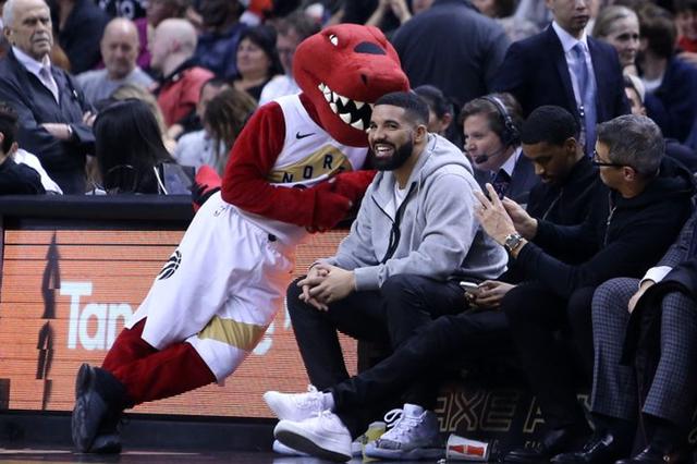 嘻哈歌手drake与猛龙队扩大合作,自创潮牌将冠名球队训练馆