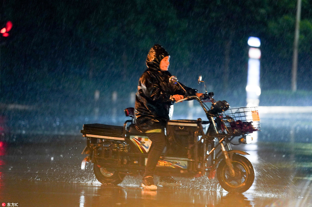 生活不易!外卖小哥大雨迷路 路人撑伞帮忙