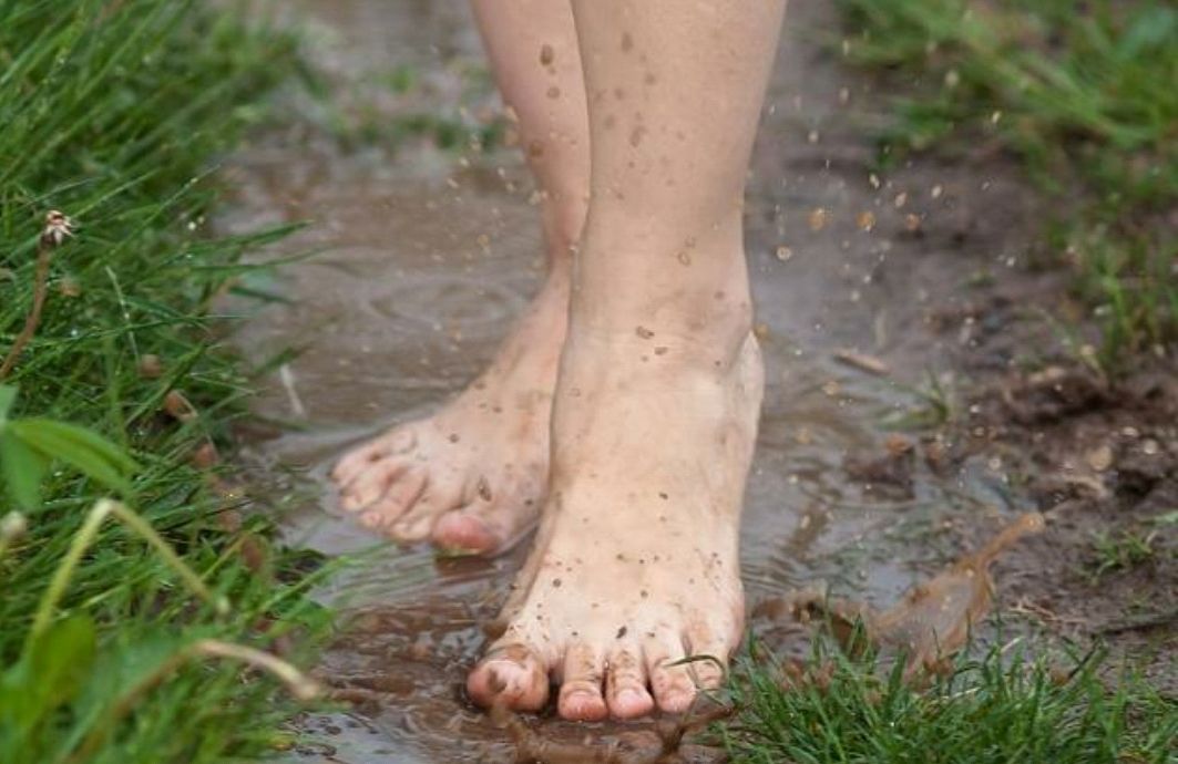 谈"交警雨中光脚执勤",这一刻,我真的被感动了!