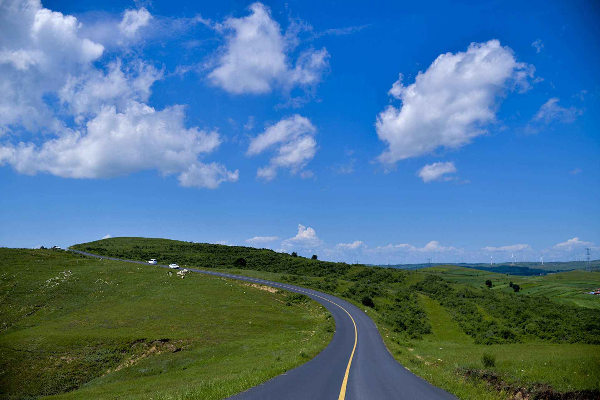 草原天路西线自驾游:驰骋在风的诗篇里  当阳光透过车窗,温暖地洒在