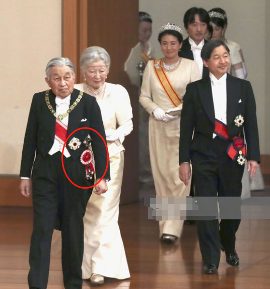 天皇为什么要佩戴桐花大绶章和绶带,这个不是比菊花大绶更低?