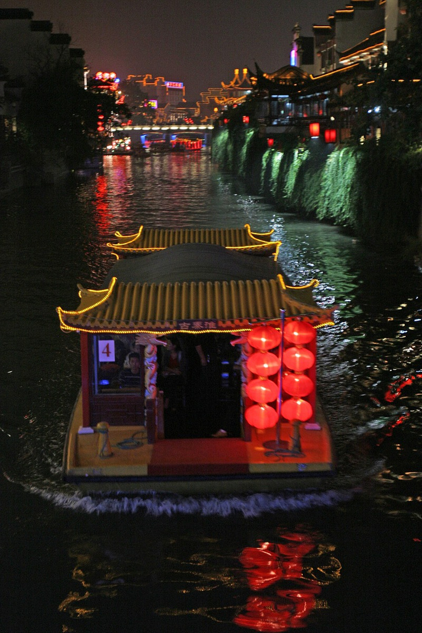 清代捧花生《秦淮画舫录》自序云:"游秦淮者,必资画舫,在六朝时已然