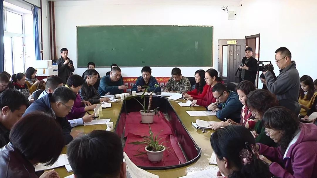 根河市委副书记,市长王成石到市第二中学调研教育工作