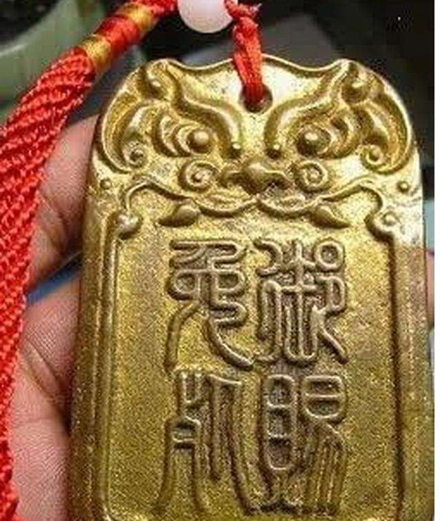 大臣被斩首,死前大喊:我有免死金牌!皇帝:看看背面咋写的