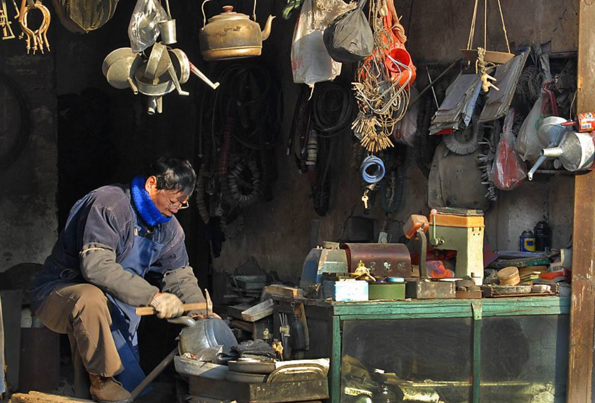 看铜匠是如何用古法制作铜器,这门手艺现在很少能见到