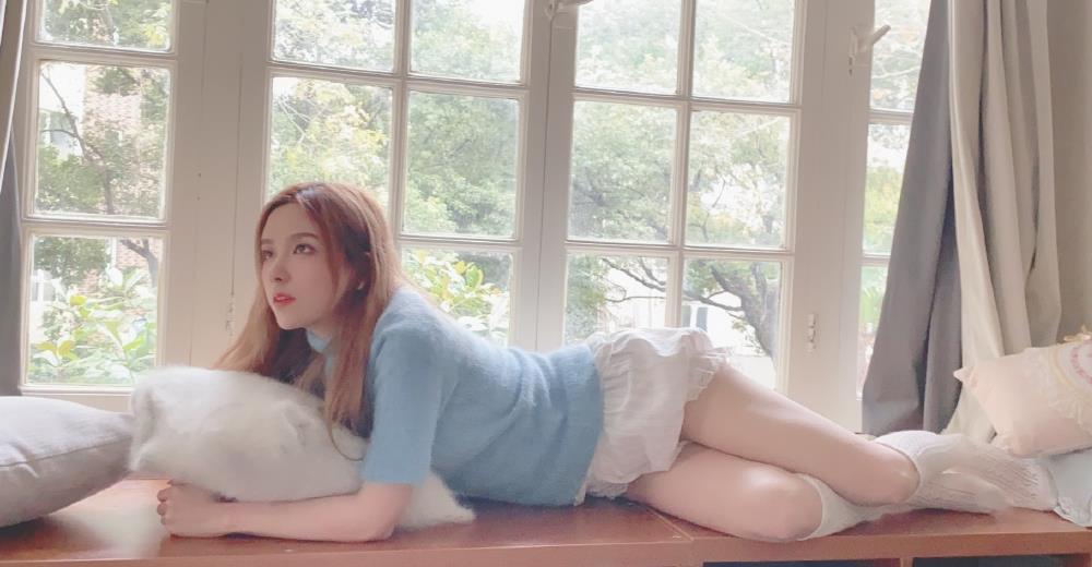 rita再现富婆人设?白色小腿袜萝莉风写真,32岁猛男直接告白