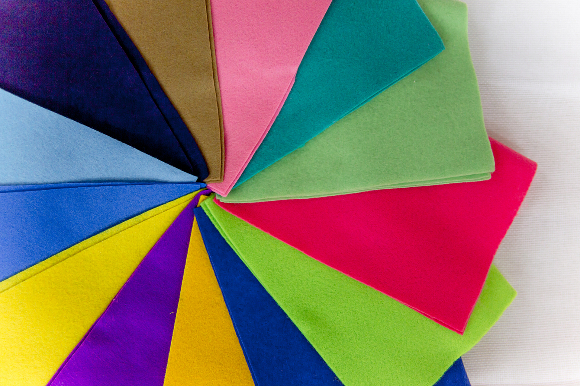 纳米无纺布是利用纳米技术制备的一种材料,通常采用电纺或喷雾纺等