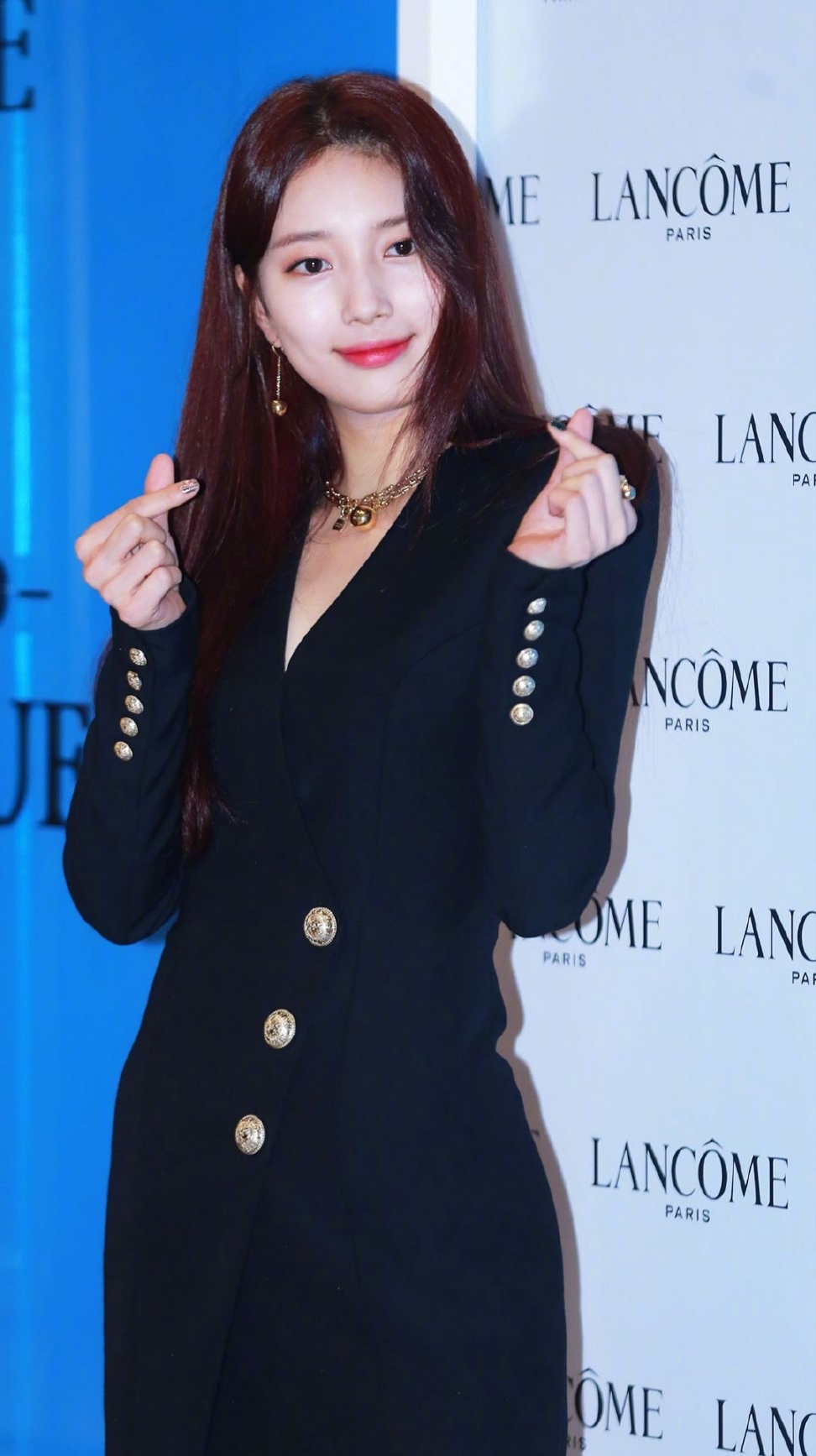 裴秀智西装红发,国民初恋不同凡响,回眸一笑百媚生