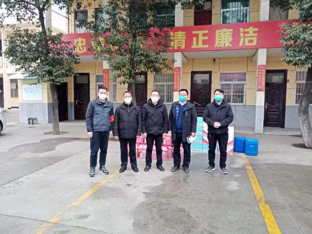 华州区莲花寺镇:爱心人士捐献物资 助力基层疫情防控