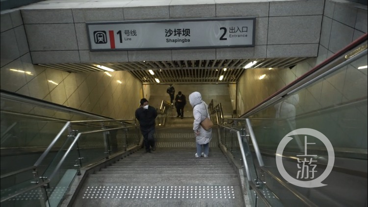 复苏·轨道五站点恢复运行|沙坪坝站:1小时20多人乘车,生活正在恢复