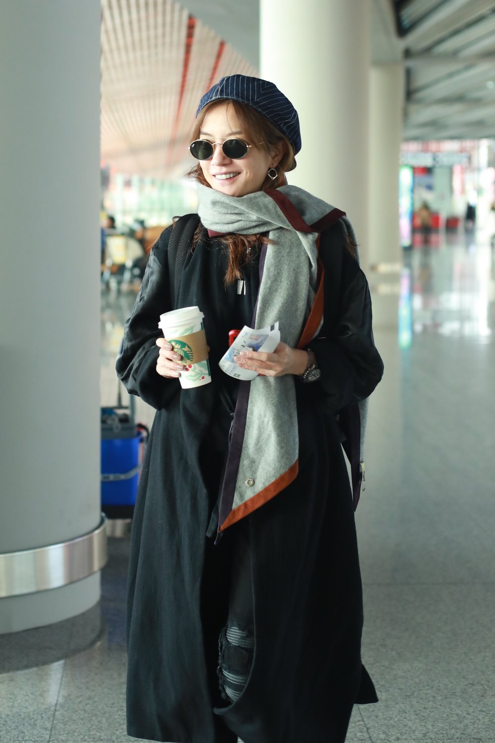 2018年12月15日,北京,赵薇现身首都国际机场.