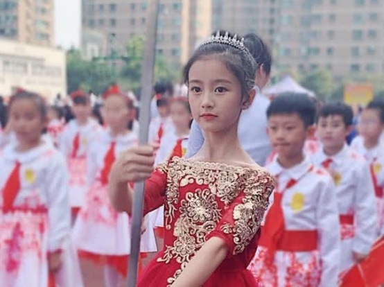 裴佳欣穿自己设计的"婚纱裙"亮相校运会,网友:初恋脸无敌