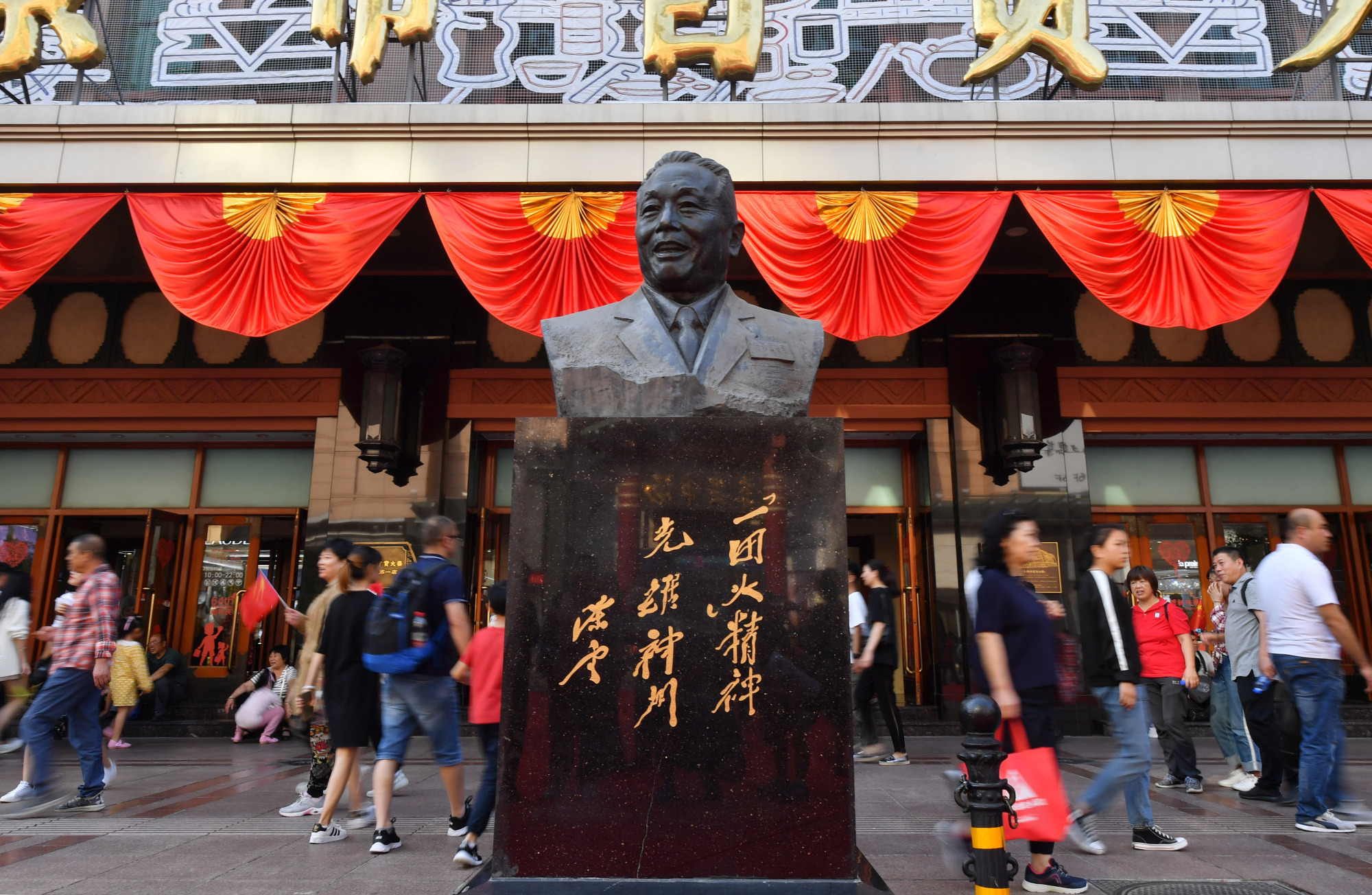 最美奋斗者售货员张秉贵:小石子当糖果反复练习一抓准