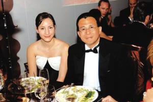 相貌平平也没有显赫身家,却让富二代穷追不舍,改名后身家千亿