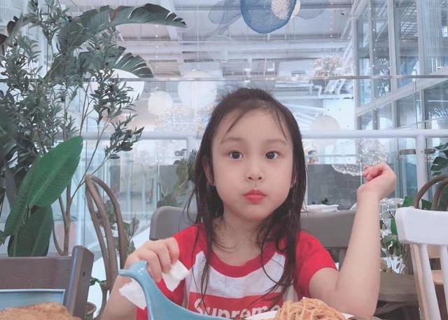 甜馨穿粉色公主裙,短发小少女翩翩起舞,比李小璐小时候还漂亮