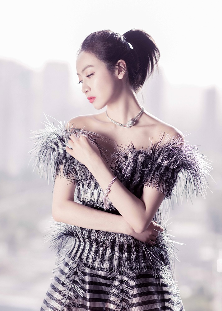 宋茜亮相亚洲影视周启动仪式 扎起马尾诠释双重魅力