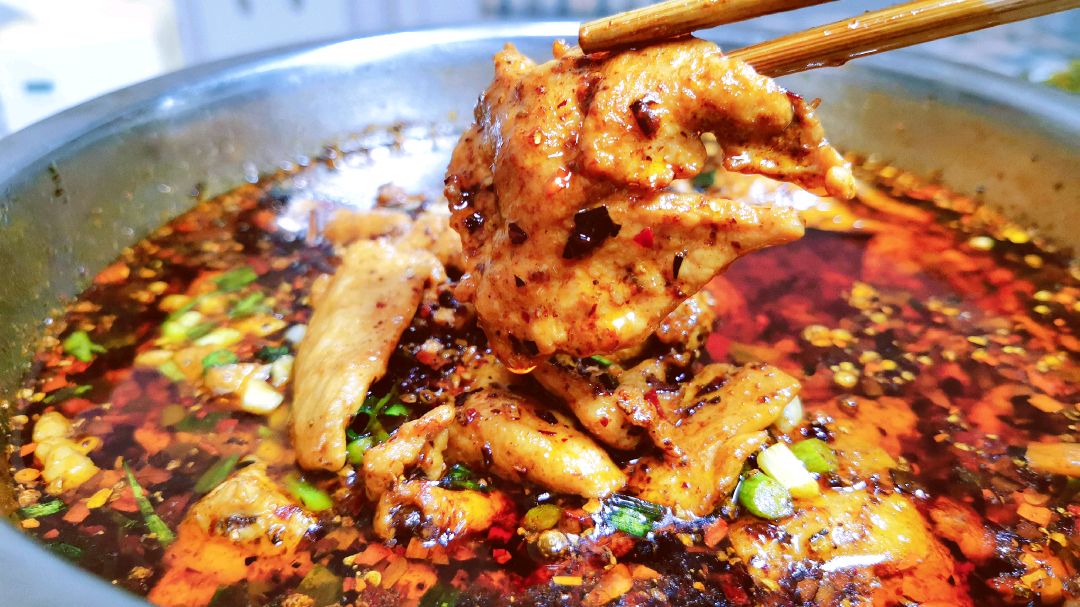 经典川味菜肴水煮肉片,麻辣鲜香肉片爽嫩,大厨教你简单又美味