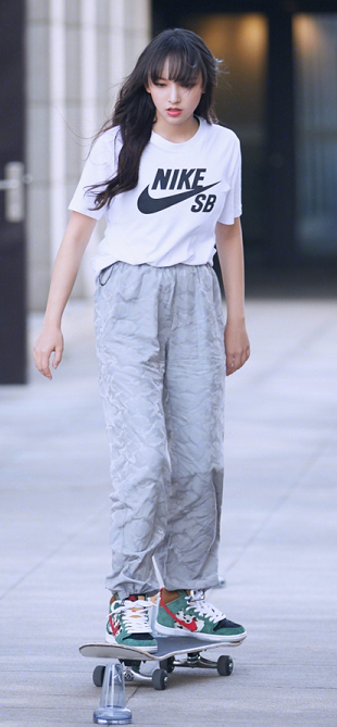 最近火了程潇的"双面鞋",正面是帆布鞋,看到鞋跟全网不淡定了