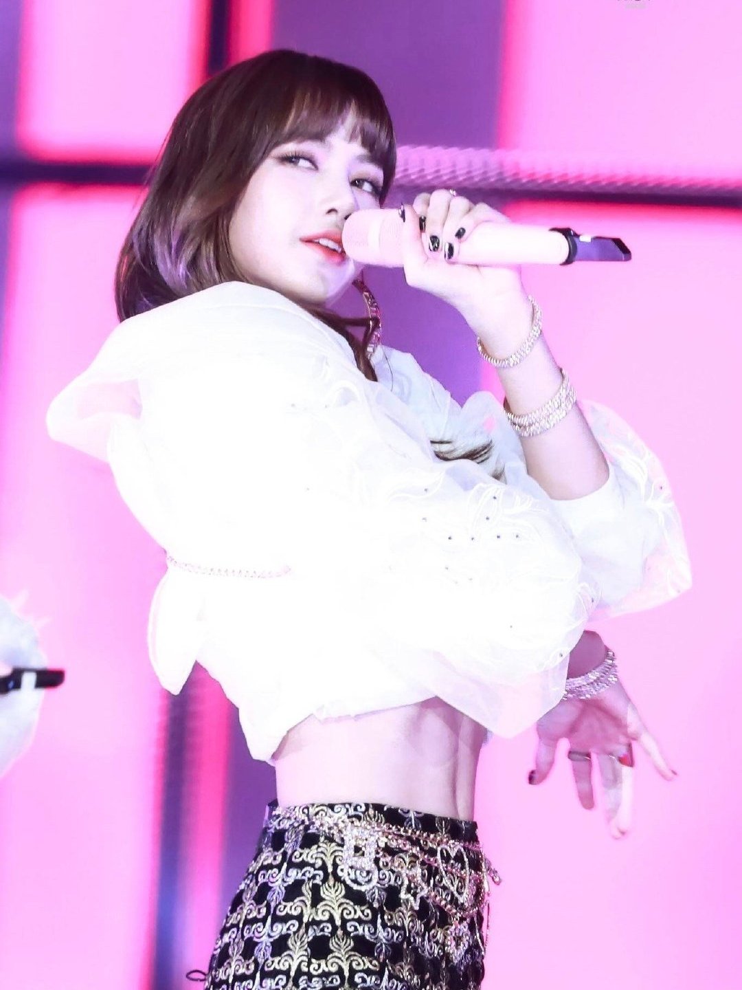 lisa腰围只有51cm,穿露腰装意外惊艳,果然瘦了就是好看!