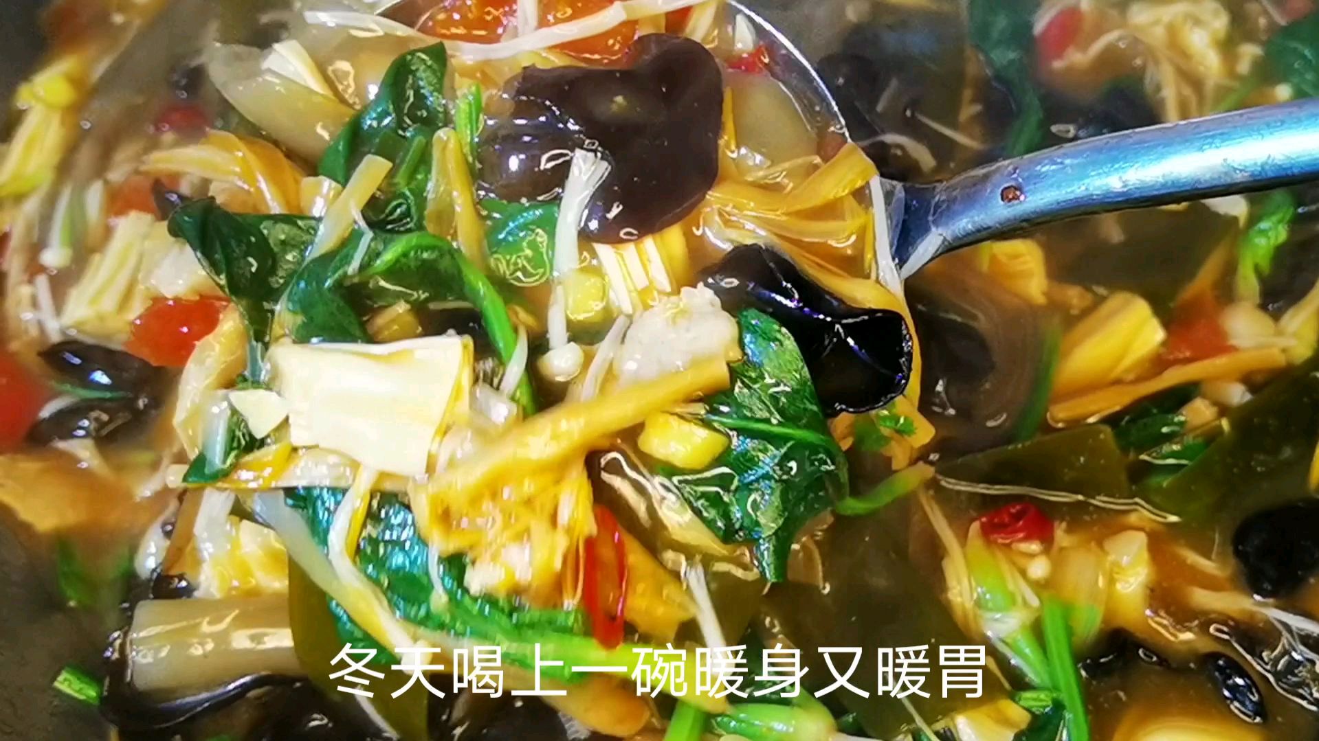 冬天北方人就爱吃杂烩菜,也叫杂烩汤,味道鲜美,老人孩子都爱吃