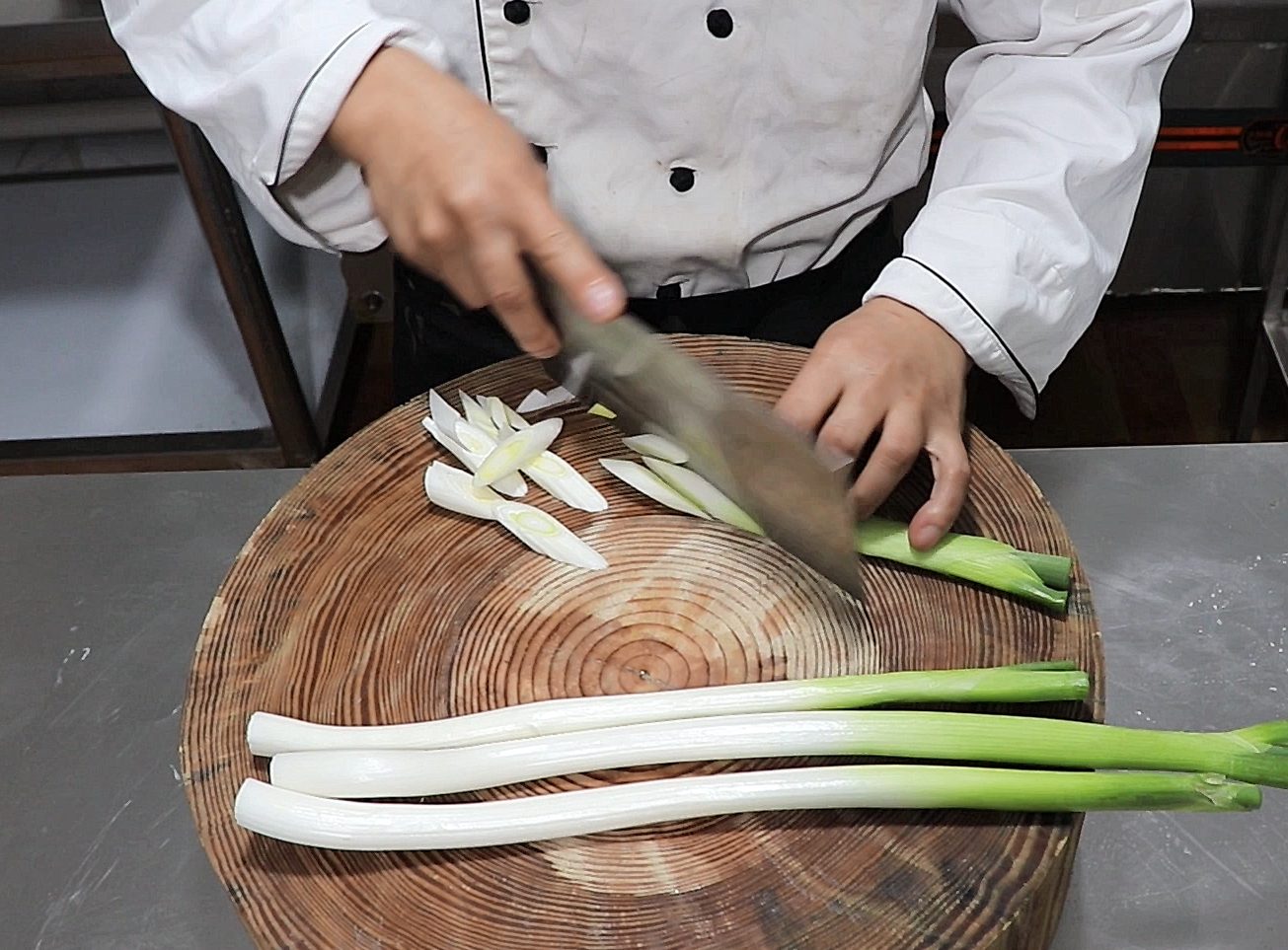 豆腐先切成块,然后尽量切成大小均匀的三角片,这样炒出来才美观,切好