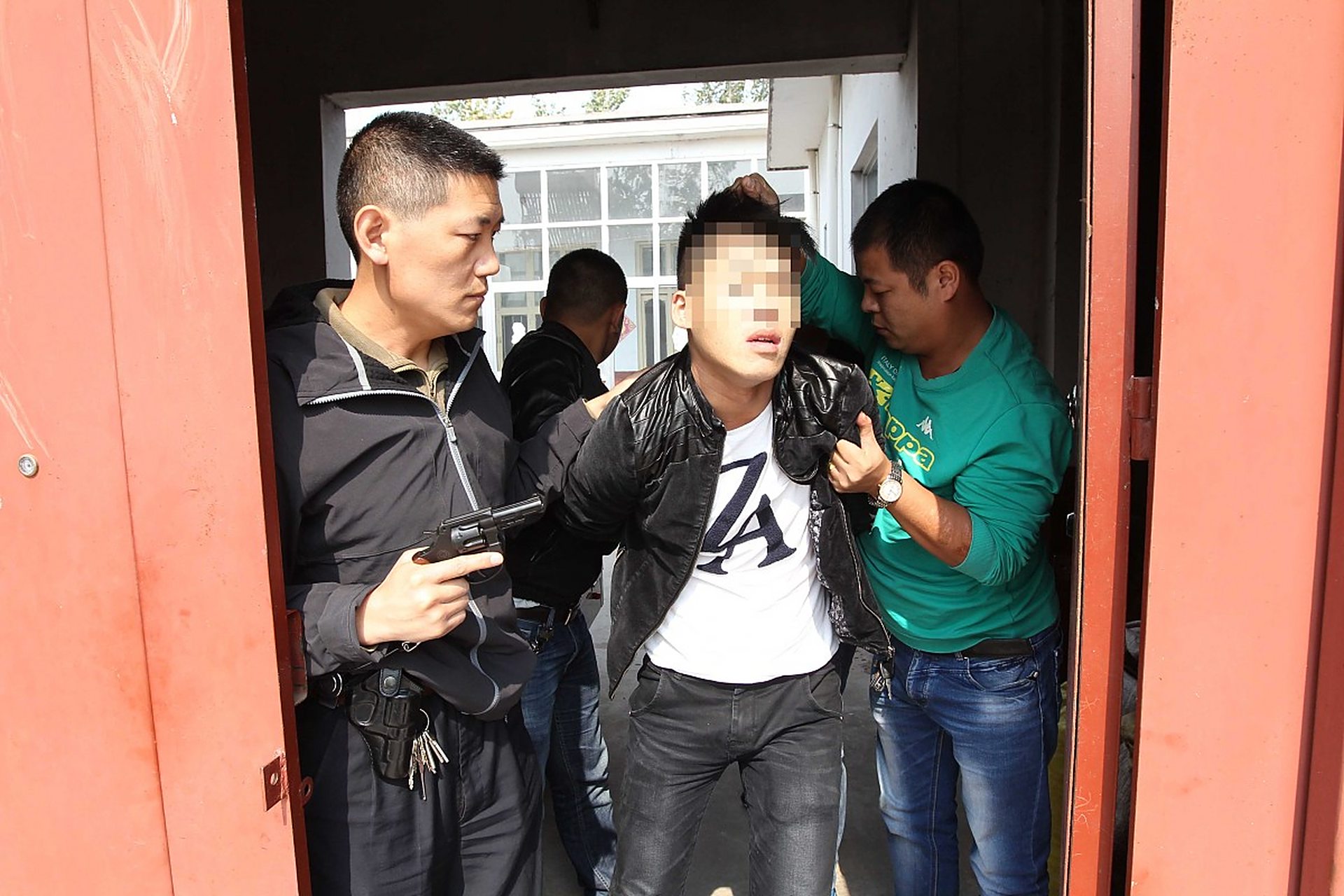 近日,一起男子盗窃被绑树上示众扇耳光的新闻引起了广泛关注