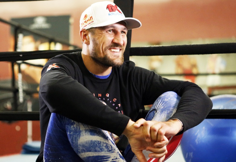 科瓦列夫,正在与法定挑战者,英国人安东尼.