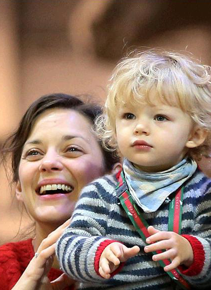 盗梦空间里让小李子着迷的女人,她的宝宝颜值好高,像一个洋娃娃