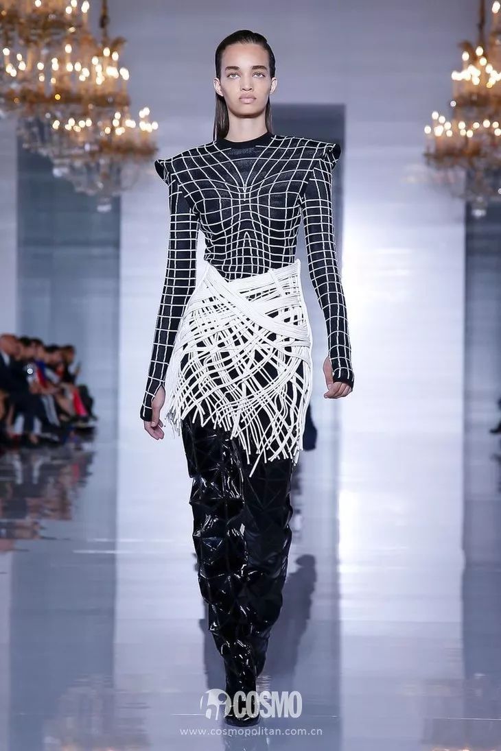 t型台 | 在balmain的秀场,戚薇和佘诗曼展开了关于"谁是夜店女王"的pk