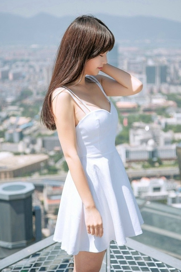阳光下一个清新可爱的美丽姑娘