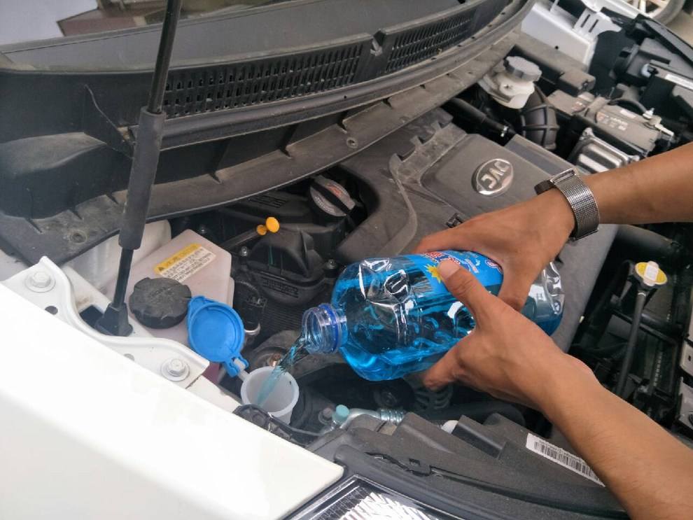 盘点三个使用玻璃水的注意事项,盲目倒入可能会毁车