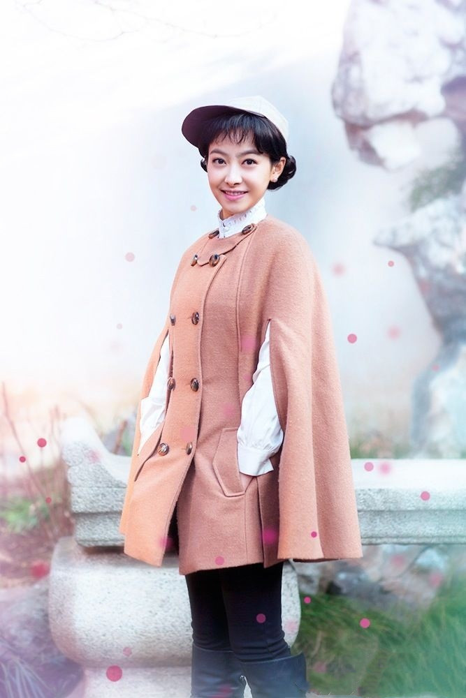 《茧镇奇缘》中宋茜饰演女侦探杜春晓,性格单纯乐观且不轻言放弃的