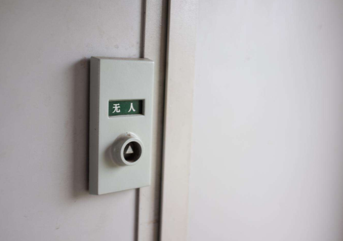 为啥火车每到一个站要锁厕所门?其中有何隐情?工作人员为你解惑