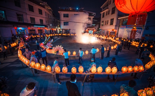 长汀彭坊刻纸龙灯闹元宵 舞动客家图腾