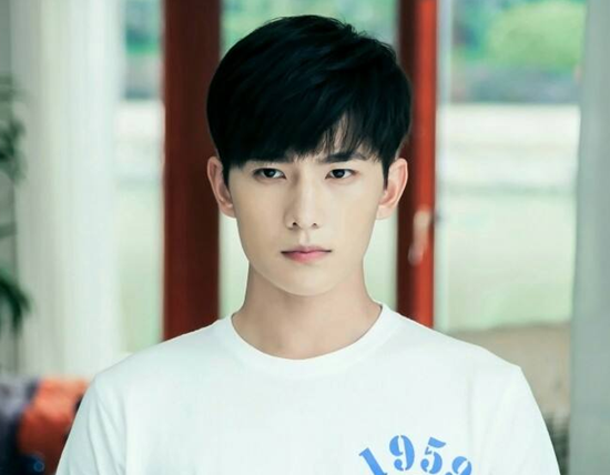 许嵩:我1米80,杨洋:我也1米80,网友:这不是在开玩笑?