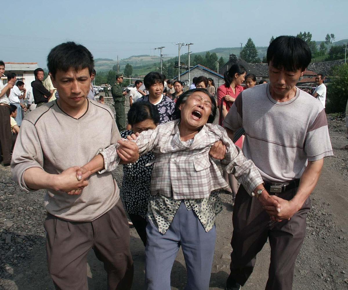 云南孟连事件种地村民们闹事被诈骗人员哭天抢地的照片宁夏灭门惨案