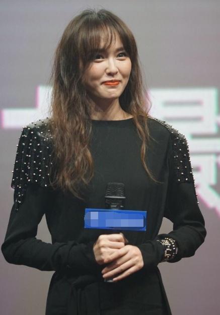 唐嫣无修图曝光大眼袋,蓬松头,看起来像大妈网友:这是谁?