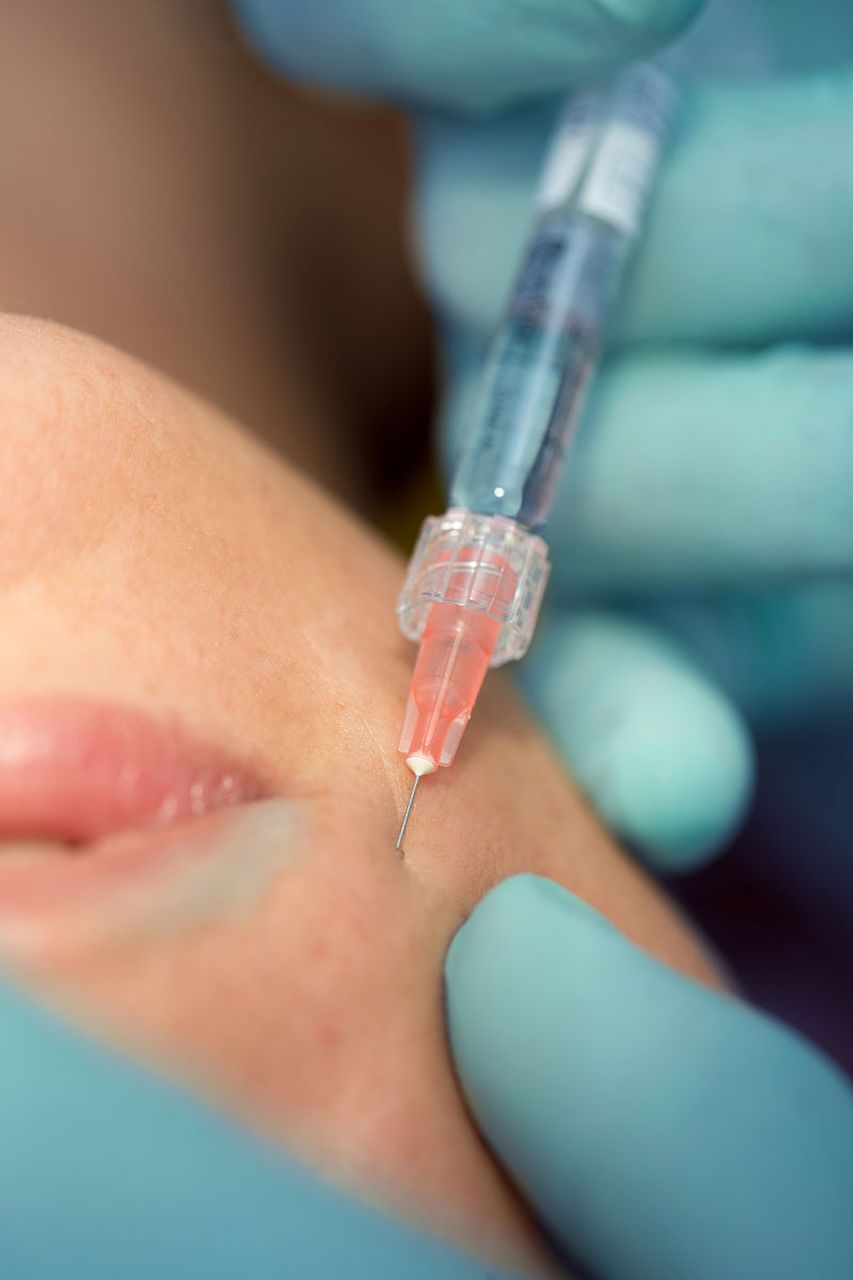 在广东深圳的西九龙站海关,海关关员在监管进境旅客及其行李时发现了