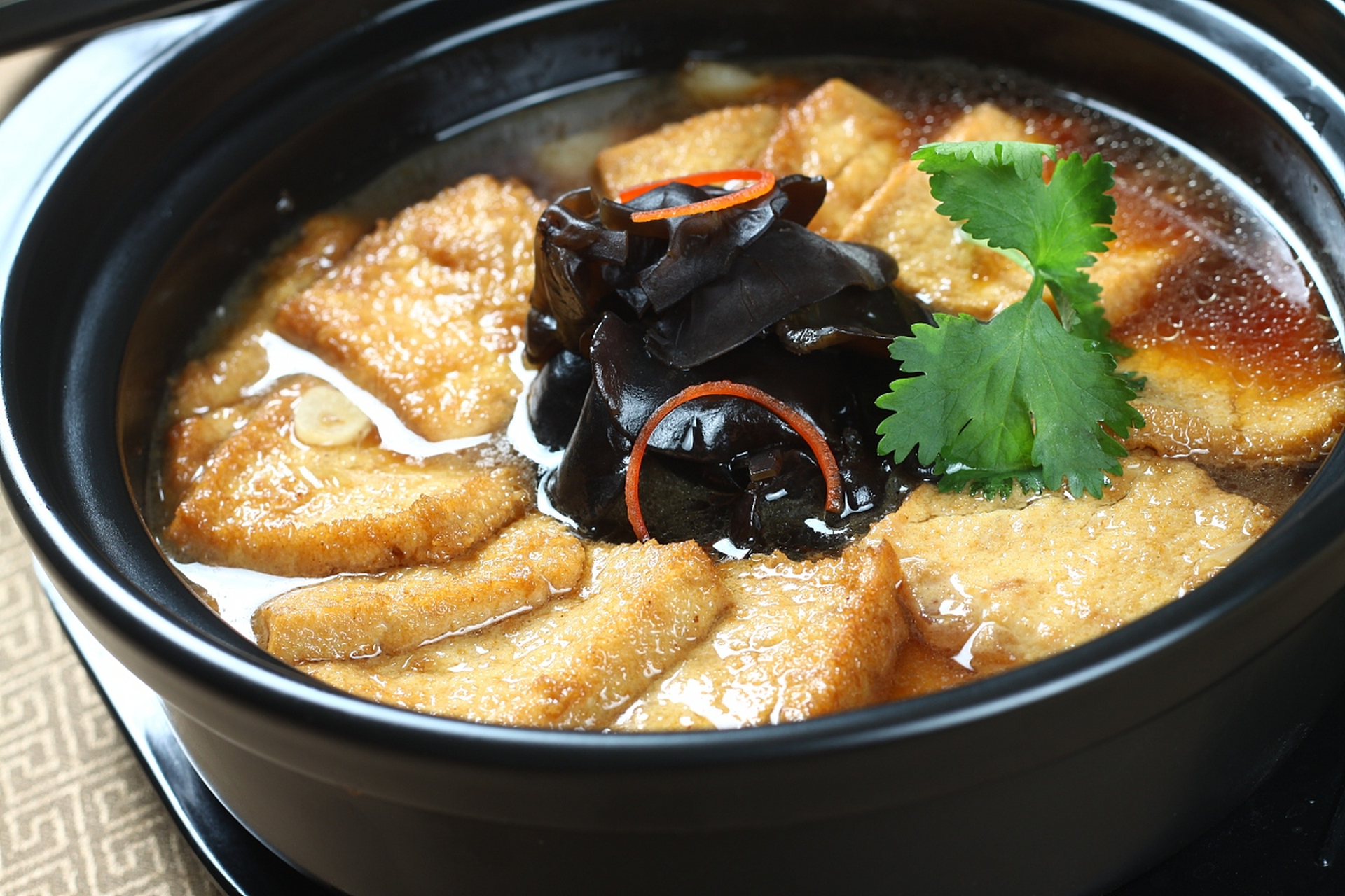 说起杭州的美食,千岛湖的豆腐煲可是不能错过的一道佳肴!