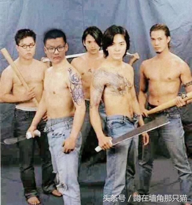 跪求大神帮忙把古惑仔ps在旁边,网友表示:第五张笑喷了!