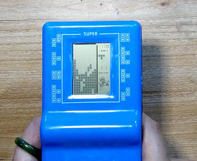 80后记忆中的经典俄罗斯方块游戏机