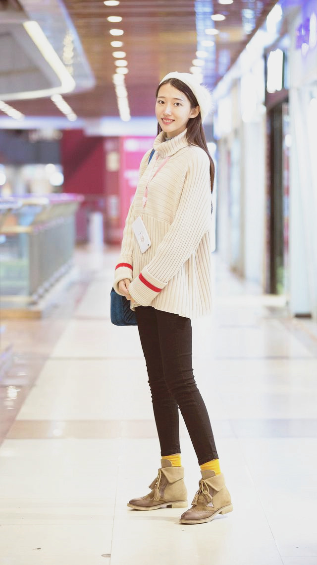 街拍:90后身材纤瘦的小姐姐们,白色t恤搭配牛仔裤,气质迷人!