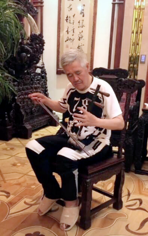 62岁赵本山家中穿拖鞋拉二胡,眼睛紧闭表情投入十分陶醉