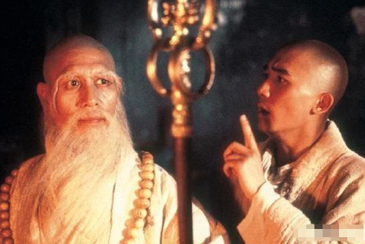 他47岁出道,没胡子时演反派,有胡子时演正派,被誉为"八面佛"