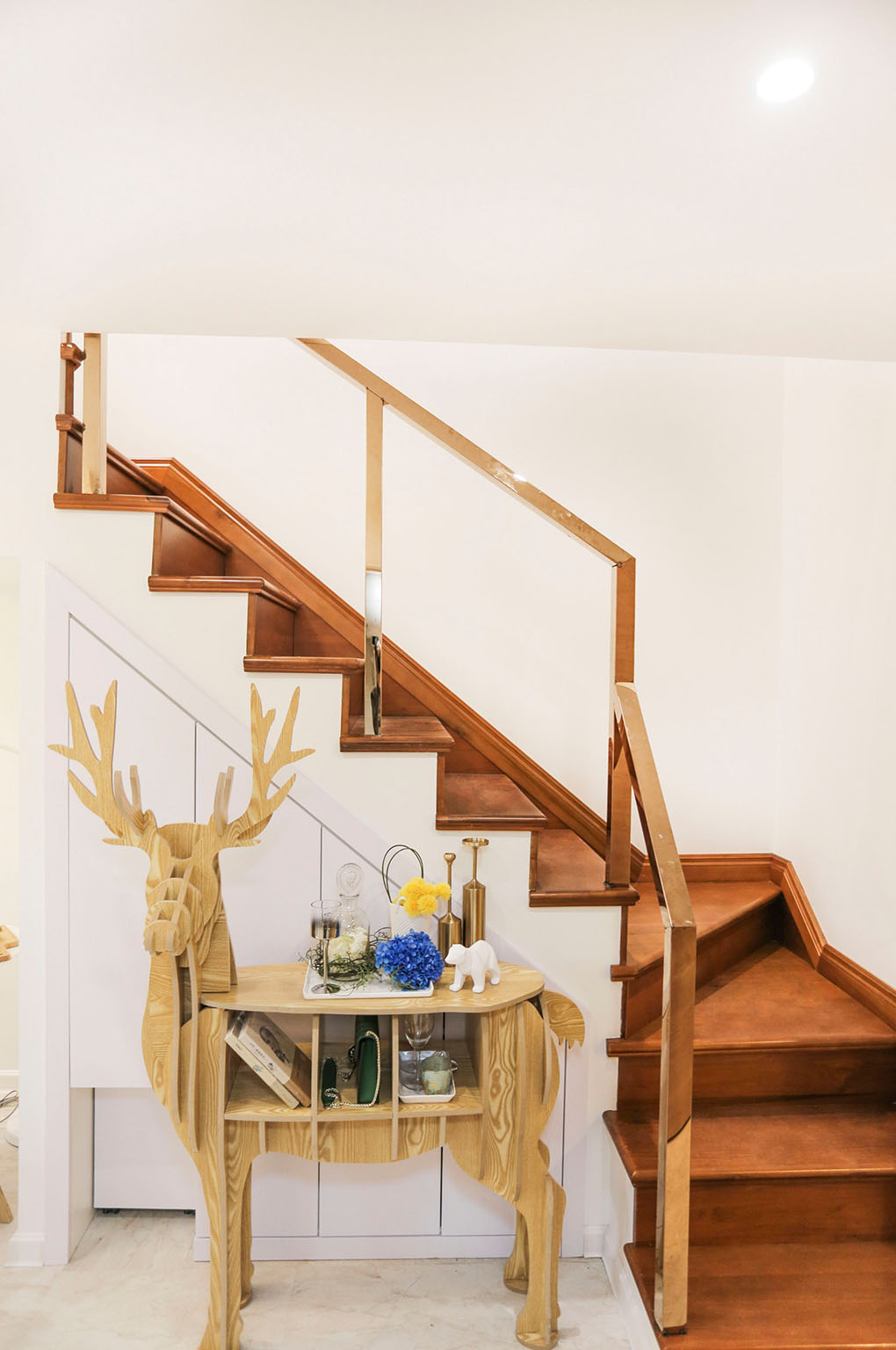 室内楼梯的宽度一般为90厘米左右较适合,若单层面积较大,则适当加长到