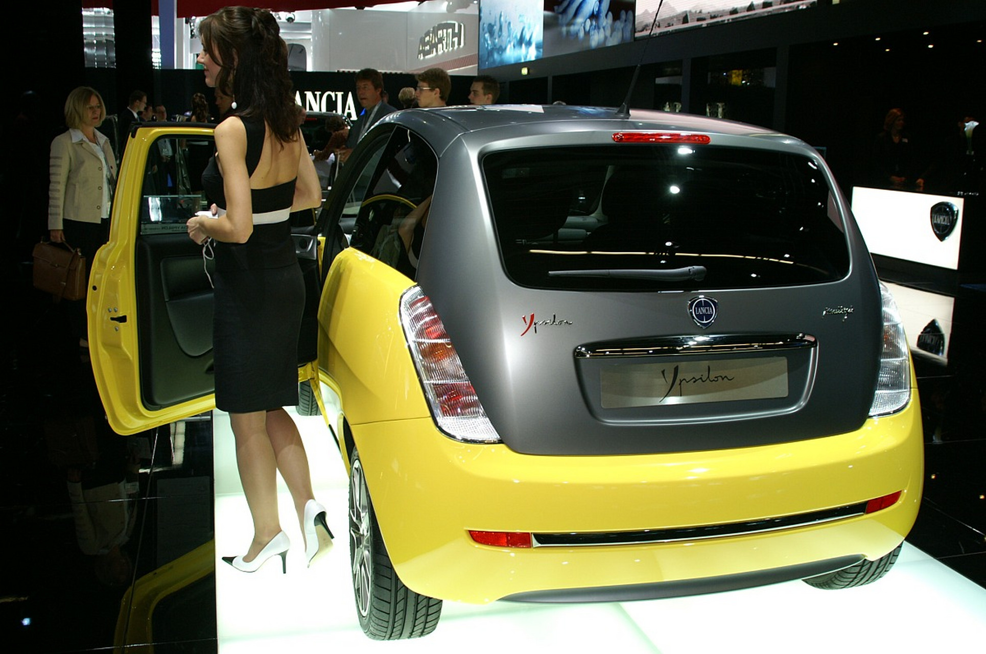 全新蓝旗亚ypsilon亮相,引发了市场和消费者的广泛关注.