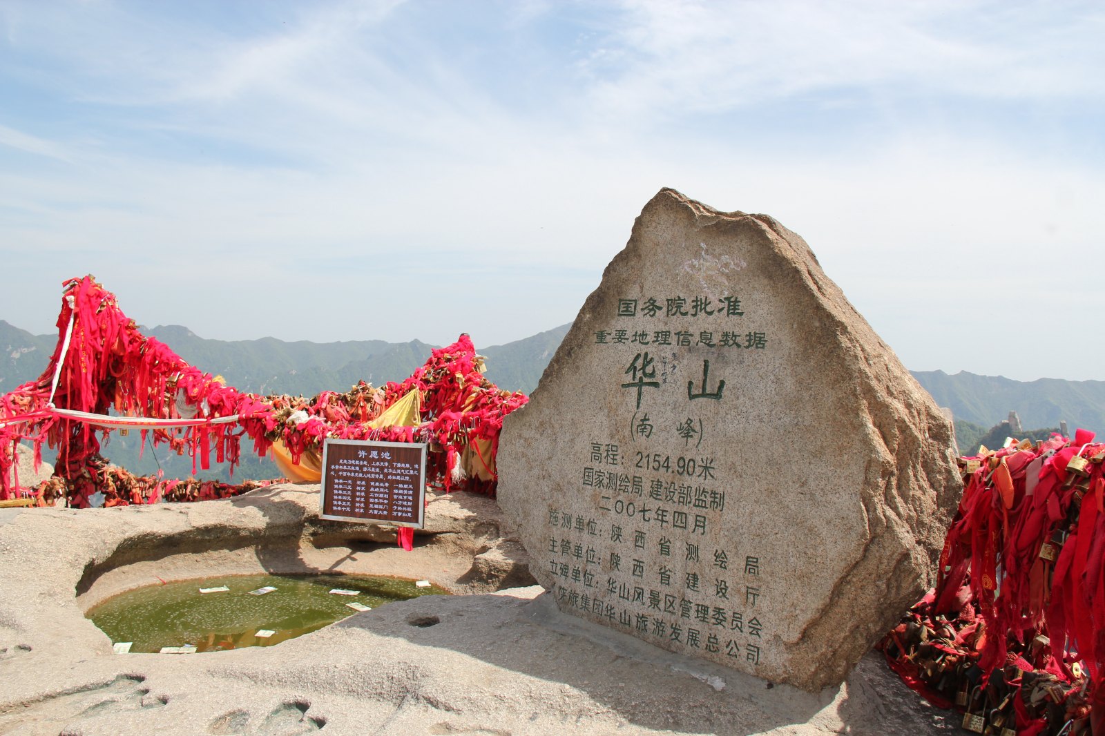 西岳华山有"华夏之根"之称,景观气势恢宏,奇险天下第一山!